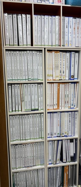 パソコンジム豊中の本棚に並ぶオリジナルテキスト（Excel・デキルンコースなど）